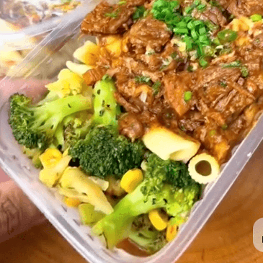 Pote de carne desfiada com batatas e brócolis
